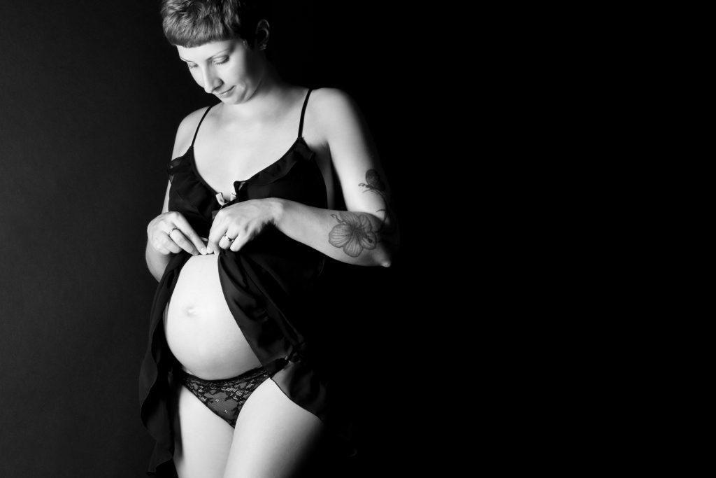 Babybauchfotos, Leipzig, Newborn, Babybauch-Shooting, Bump, Baby belly, Schwarz-Weiß-Fotos, Fotostudiofotografie