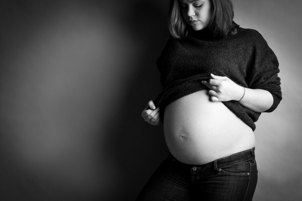 Babybauchfotos, Leipzig, Newborn, Babybauch-Shooting, Bump, Baby belly, Schwarz-Weiß-Fotos, Fotostudiofotografie