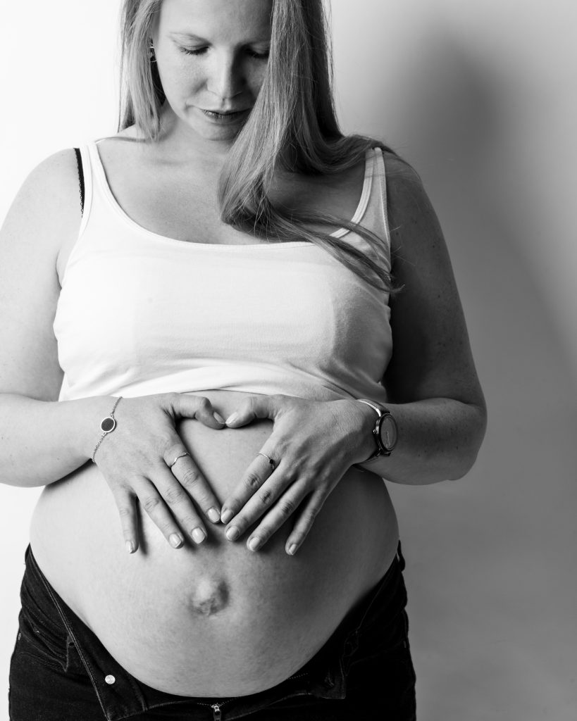 Babybauchfotos, Leipzig, Newborn, Babybauch-Shooting, Bump, Baby belly, Schwarz-Weiß-Fotos, Fotostudiofotografie