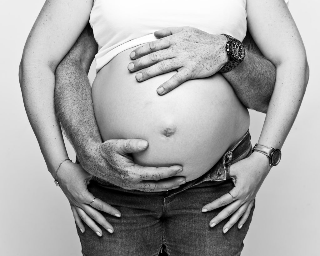 Babybauchfotos, Leipzig, Newborn, Babybauch-Shooting, Bump, Baby belly, Schwarz-Weiß-Fotos, Fotostudiofotografie, Babybauchshooting mit Partner