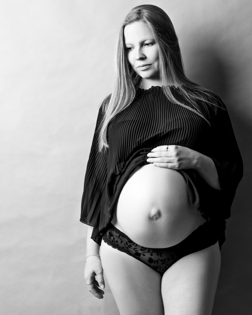 Babybauchfotos, Leipzig, Newborn, Babybauch-Shooting, Bump, Baby belly, Schwarz-Weiß-Fotos, Fotostudiofotografie