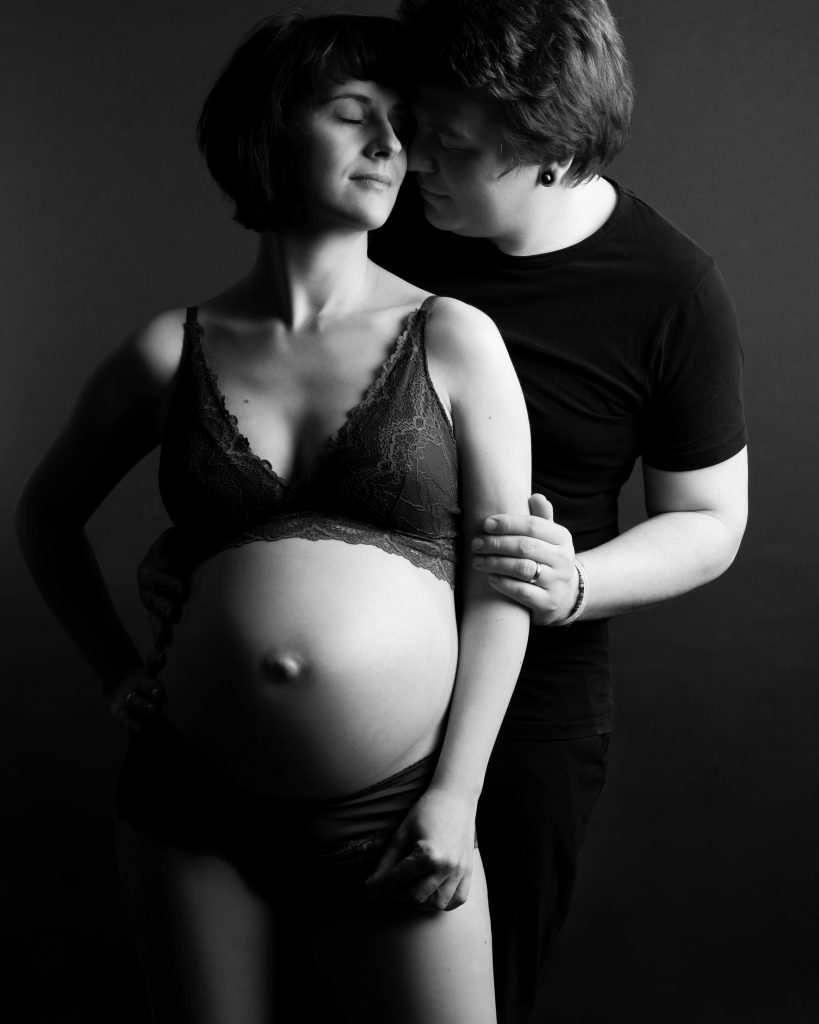 Babybauchfotos, Leipzig, Newborn, Babybauch-Shooting, Bump, Baby belly, Schwarz-Weiß-Fotos, Fotostudiofotografie, Babybauchshooting mit Partner
