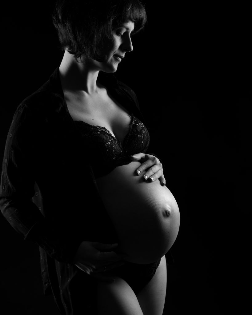 Babybauchfotos, Leipzig, Newborn, Babybauch-Shooting, Bump, Baby belly, Schwarz-Weiß-Fotos, Fotostudiofotografie