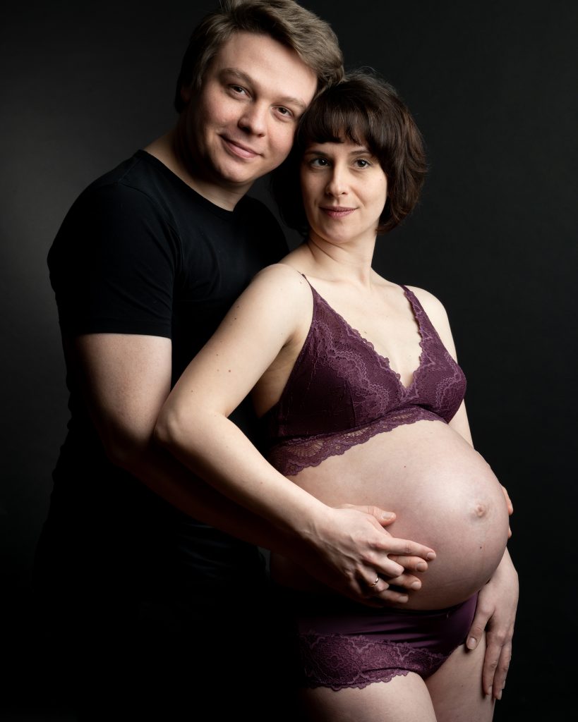 Babybauchfotos, Leipzig, Newborn, Babybauch-Shooting, Bump, Baby belly, Schwarz-Weiß-Fotos, Fotostudiofotografie, Babybauchshooting mit Partner