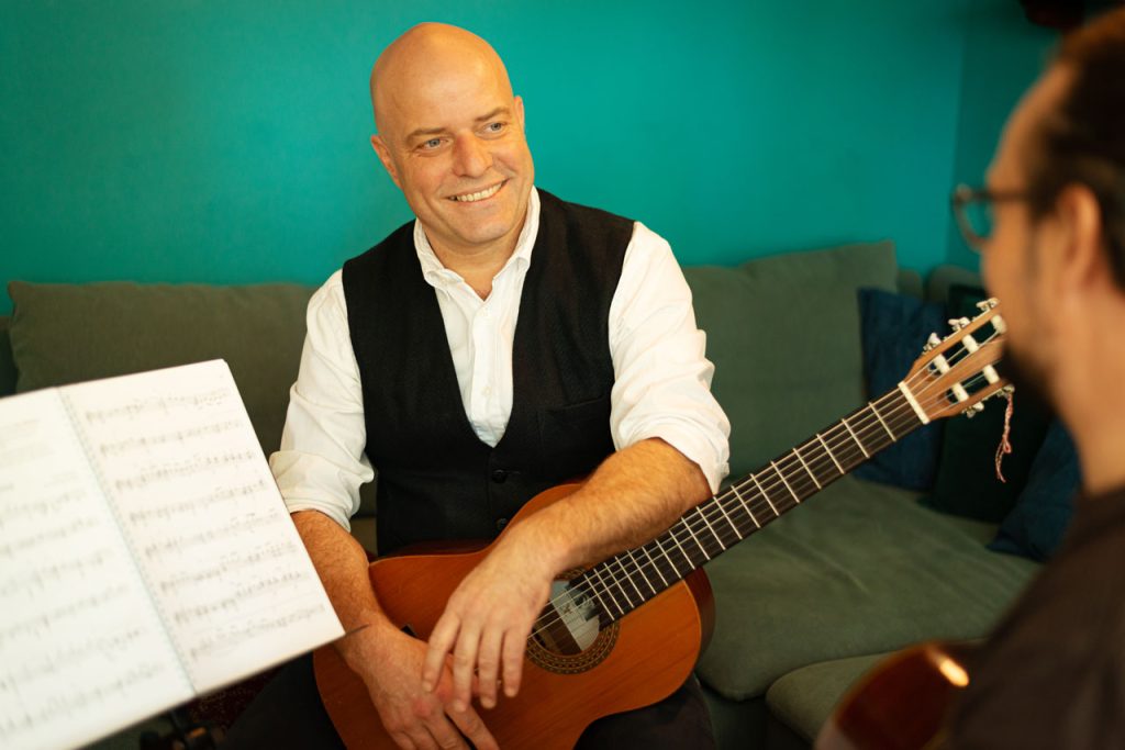 Gitarrenlehrer Harald Bohner,Musiker, leidenschaft,Leipzig,Mitarbeiterporträts, Business Porträt, Firmenfotos, Bewerbungsfotos, Firmenfotografie, moderne Businessfotos, Mitarbeiterfotos, Mitarbeiter Fotografie,